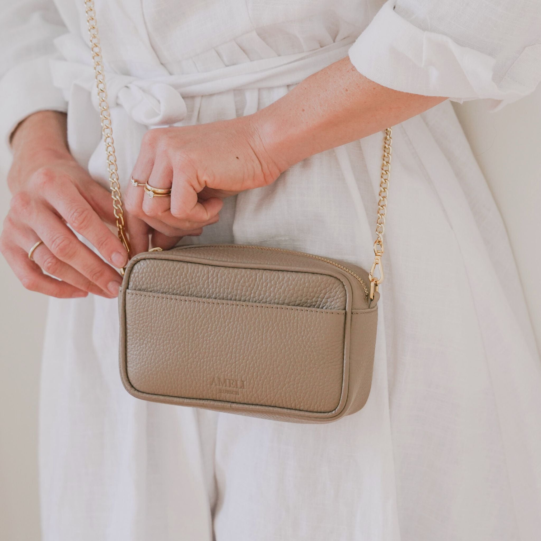 AMELI Zurich | Belvoir | Greige | Soft Grain Leather | Model