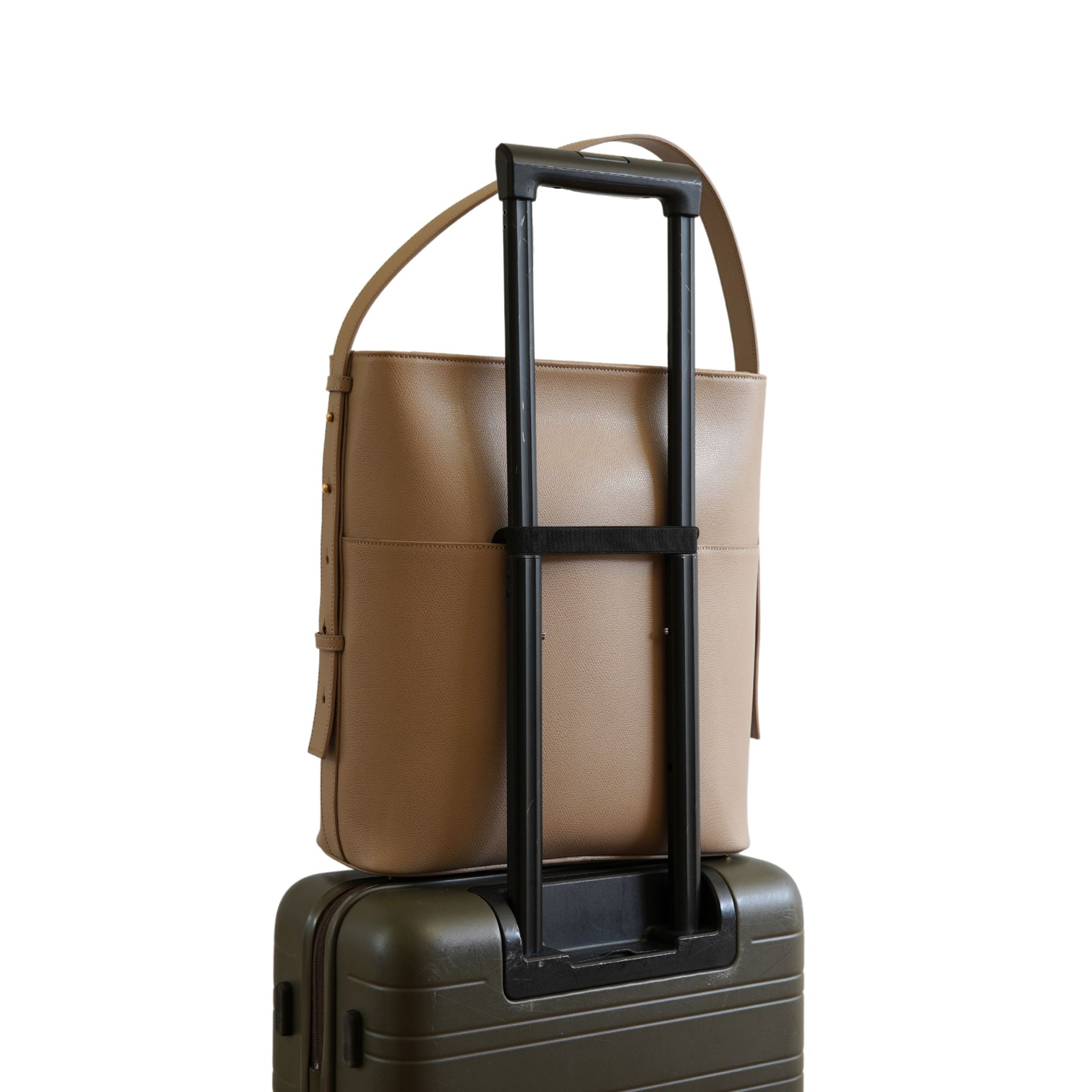 AMELI Zurich | LETTEN | Cappuccino | Pebbled Leather | On the suitcase