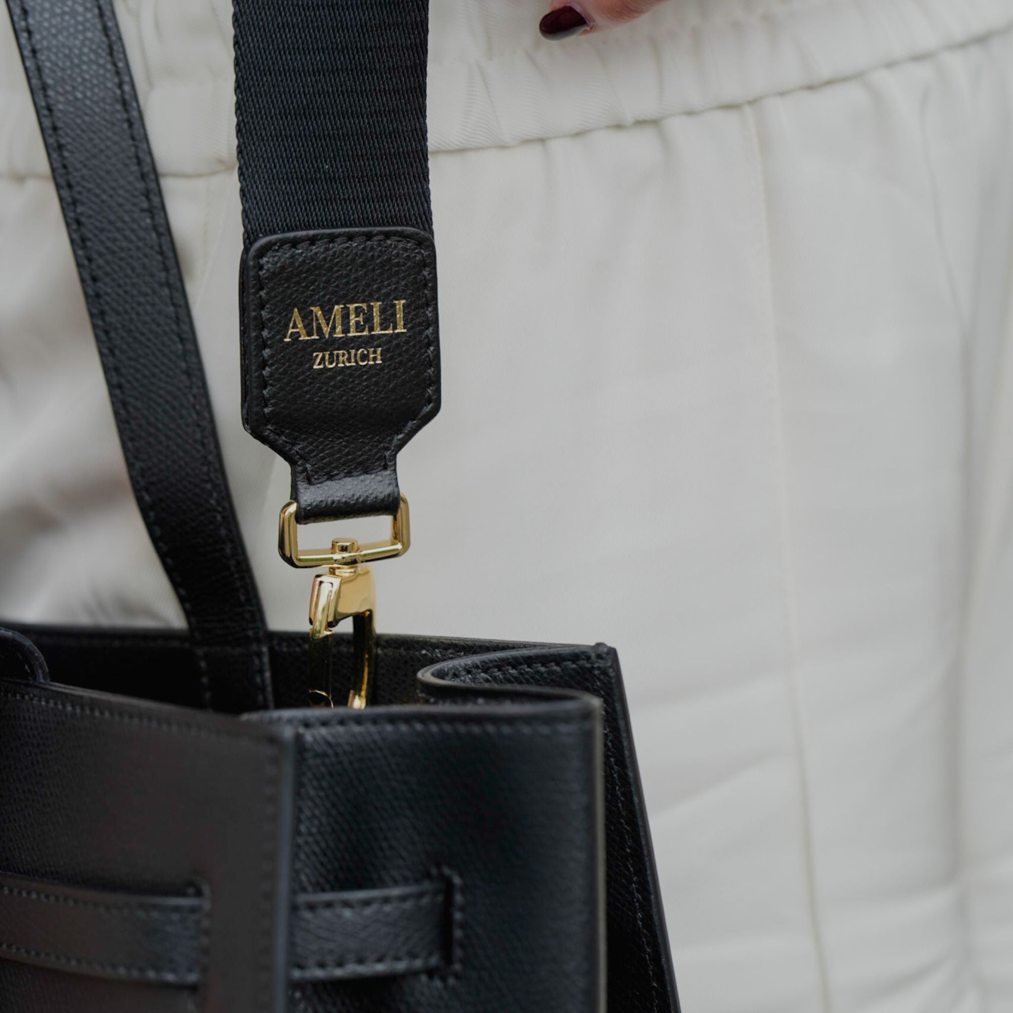 AMELI Zurich | Adjustable Strap | Black | Pebbled Leather