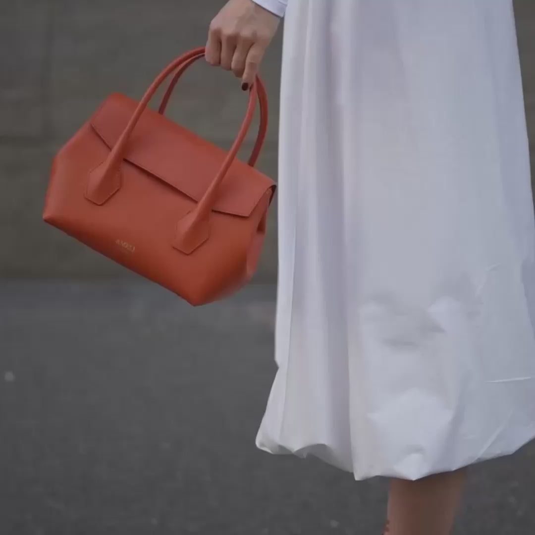 AMELI Zurich | IDA SMALL | Deep Orange | Collina' Pebbled Leather | Video