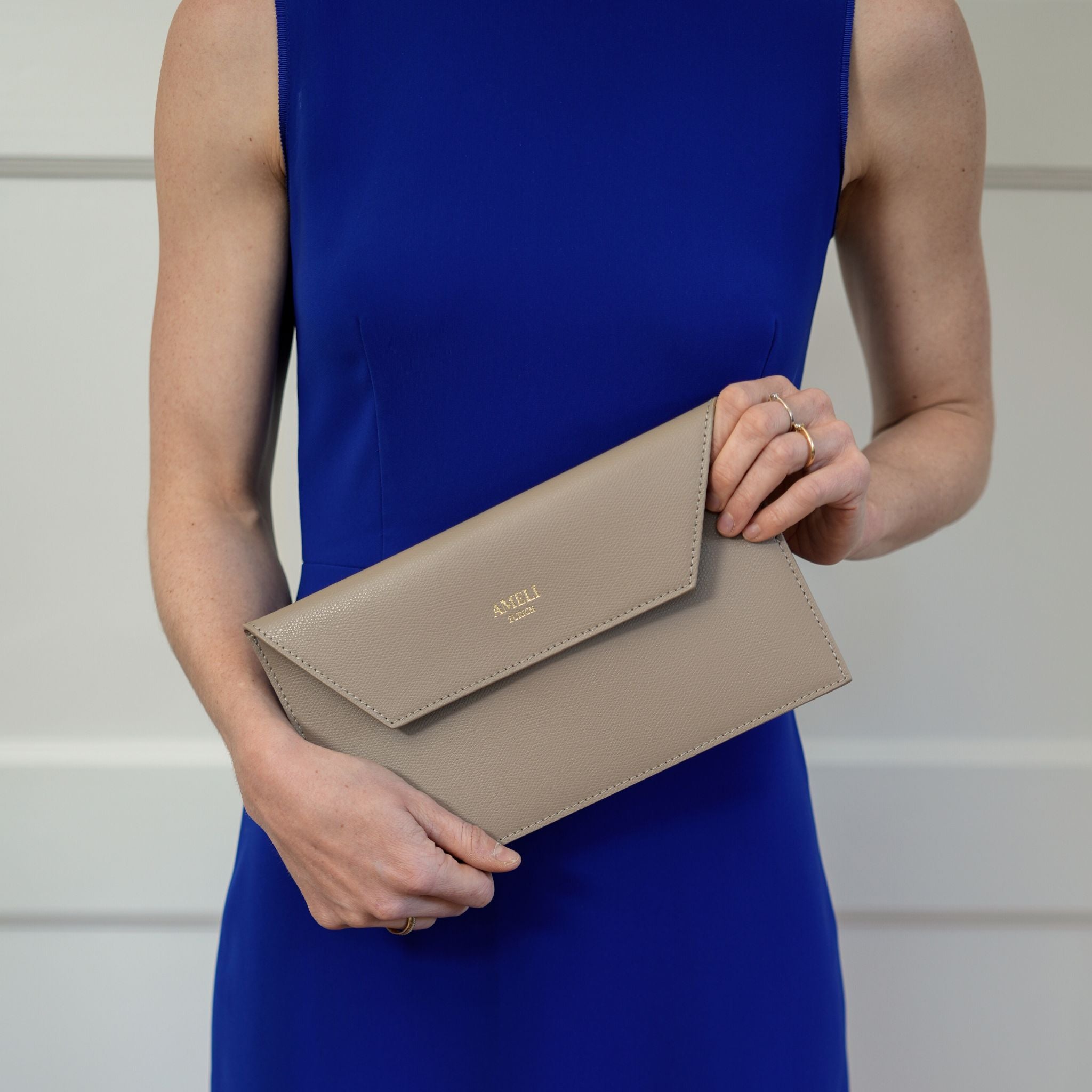 AMELI Zurich | Clutch | Cappuccino | Pebbled Leather | In hands