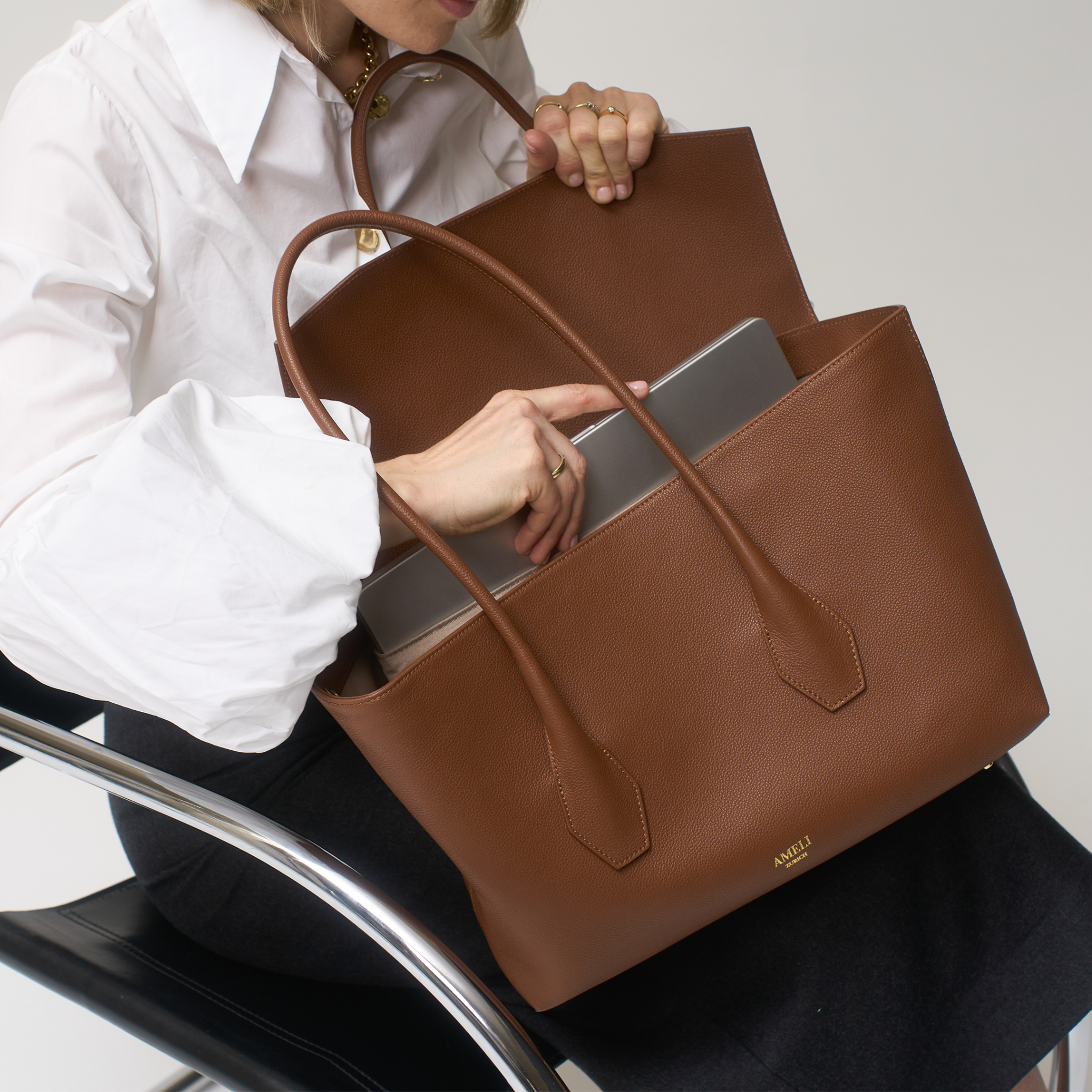 AMELI Zurich | IDA | Cognac | Small Grain Leather | Lifestyle