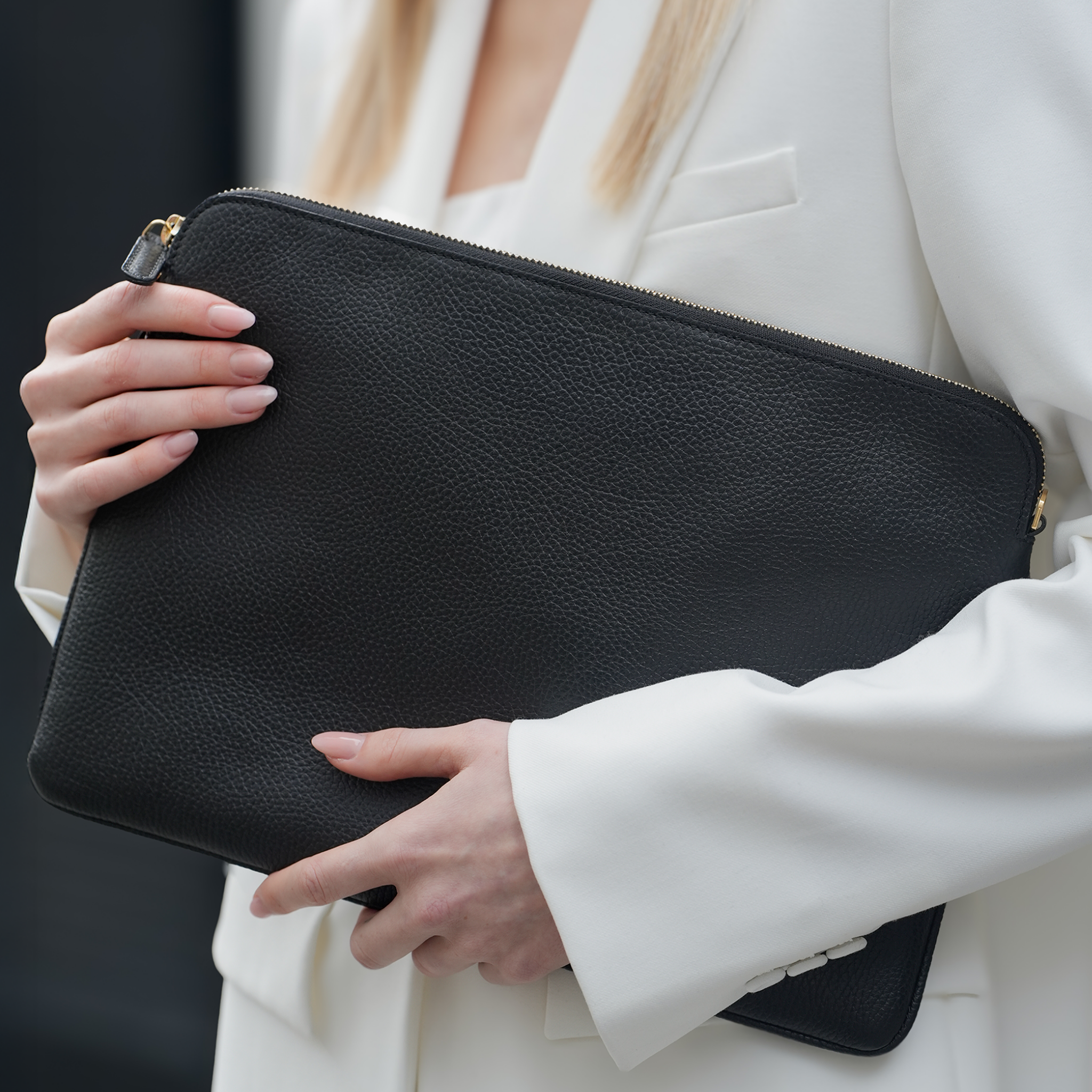 AMELI Zurich | LAPTOP CASE | Black | Soft Grain Leather | Front Detail