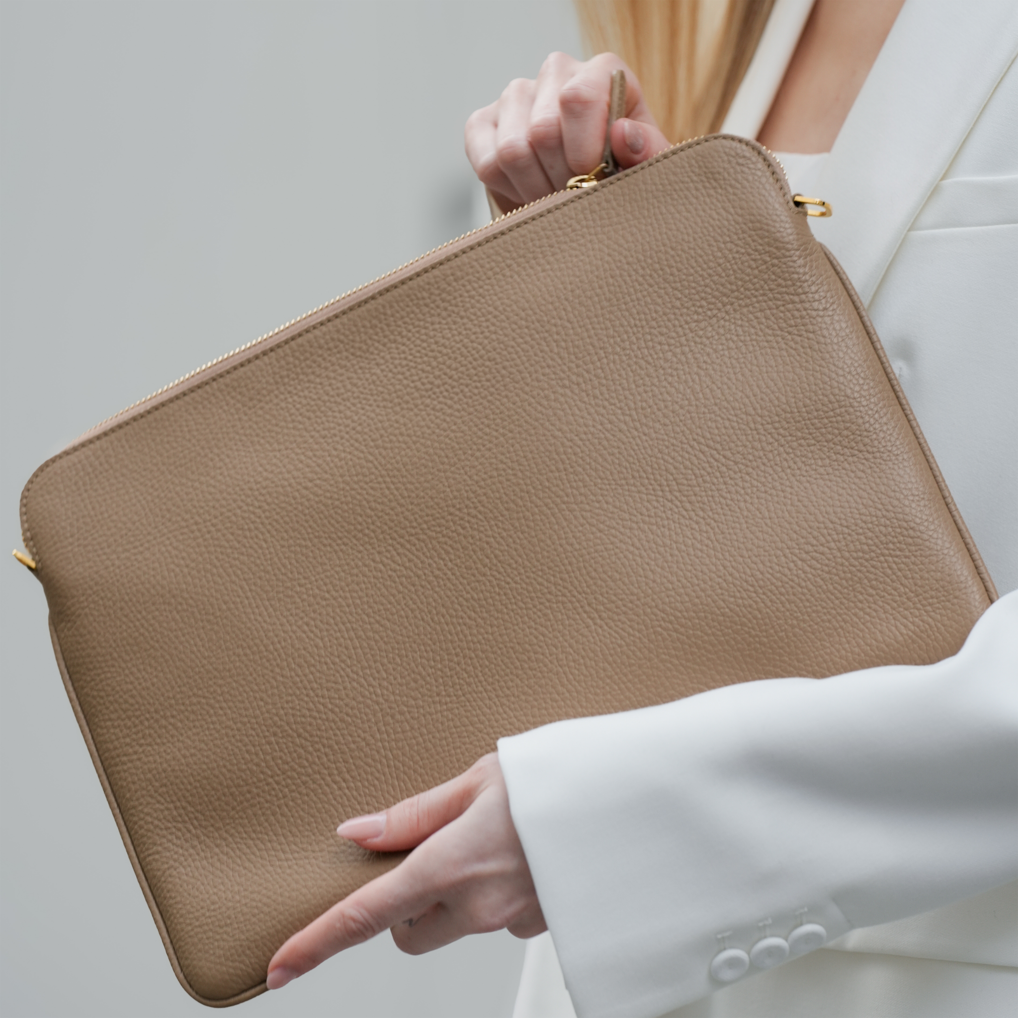 AMELI Zurich | LAPTOP CASE | Greige | Soft Grain Leather | Front - Model