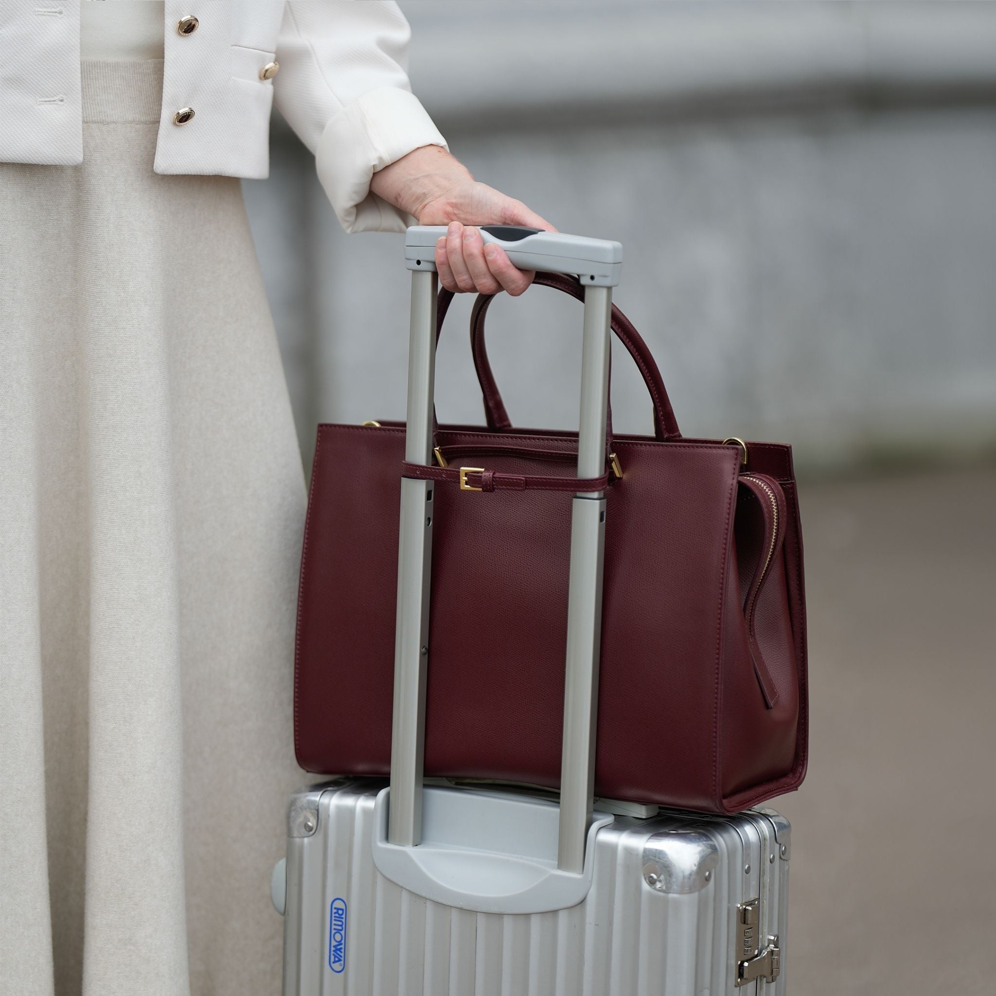 AMELI Zurich | CENTRAL | Merlot Red | Pebbled Leather | On the suitcase