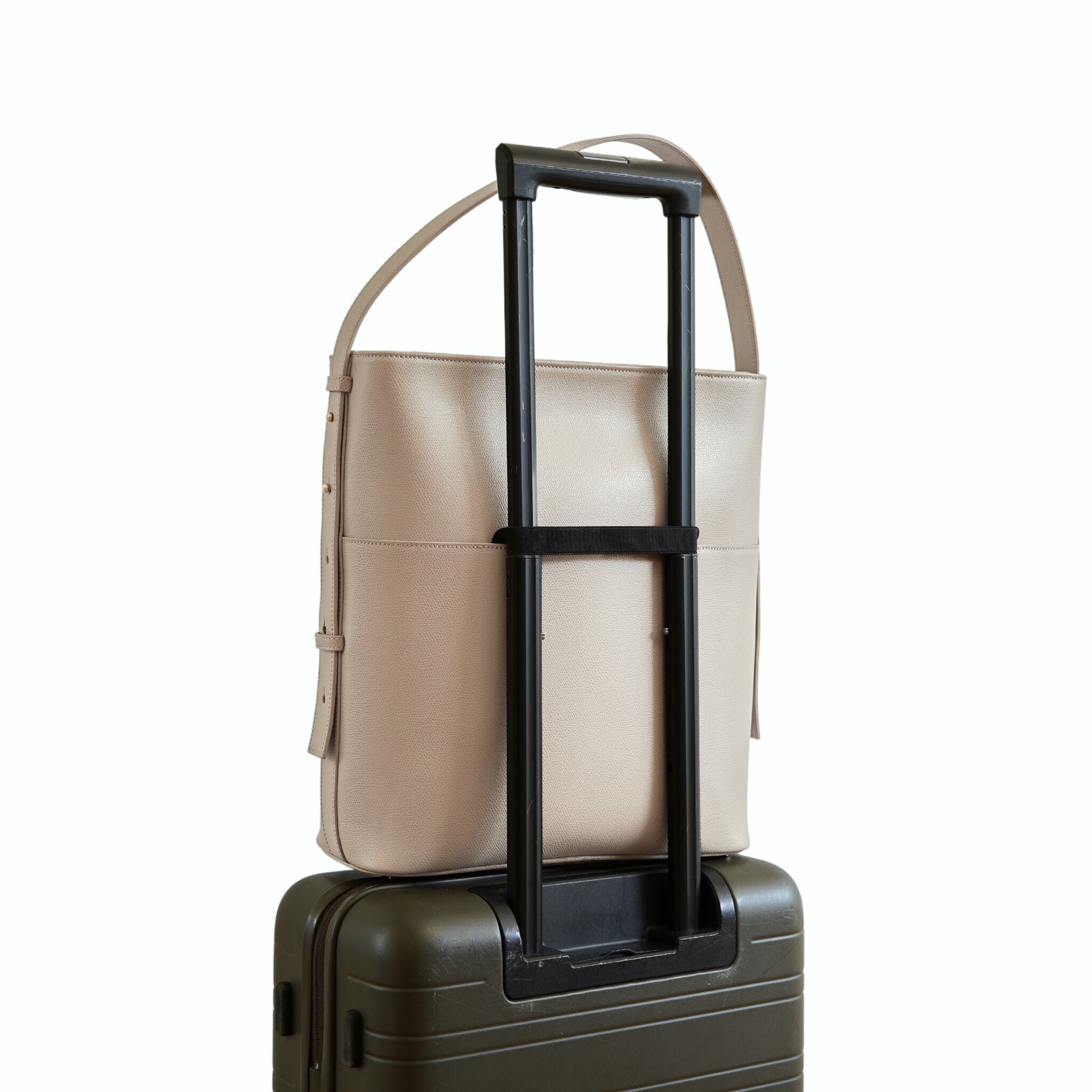 AMELI Zurich | LETTEN | Cappuccino | Pebbled Leather | Attached to the suitcase