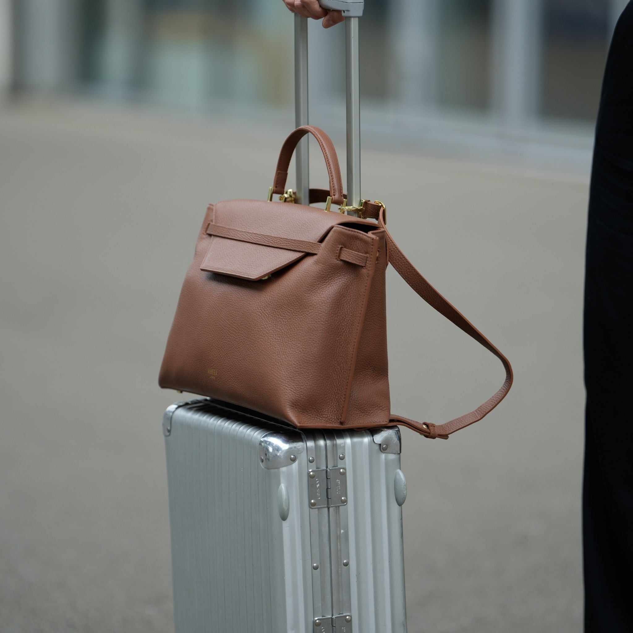 AMELI Zurich | VIADUKT WORK 24 | Cognac | Soft Grain Leather | On the suitcase
