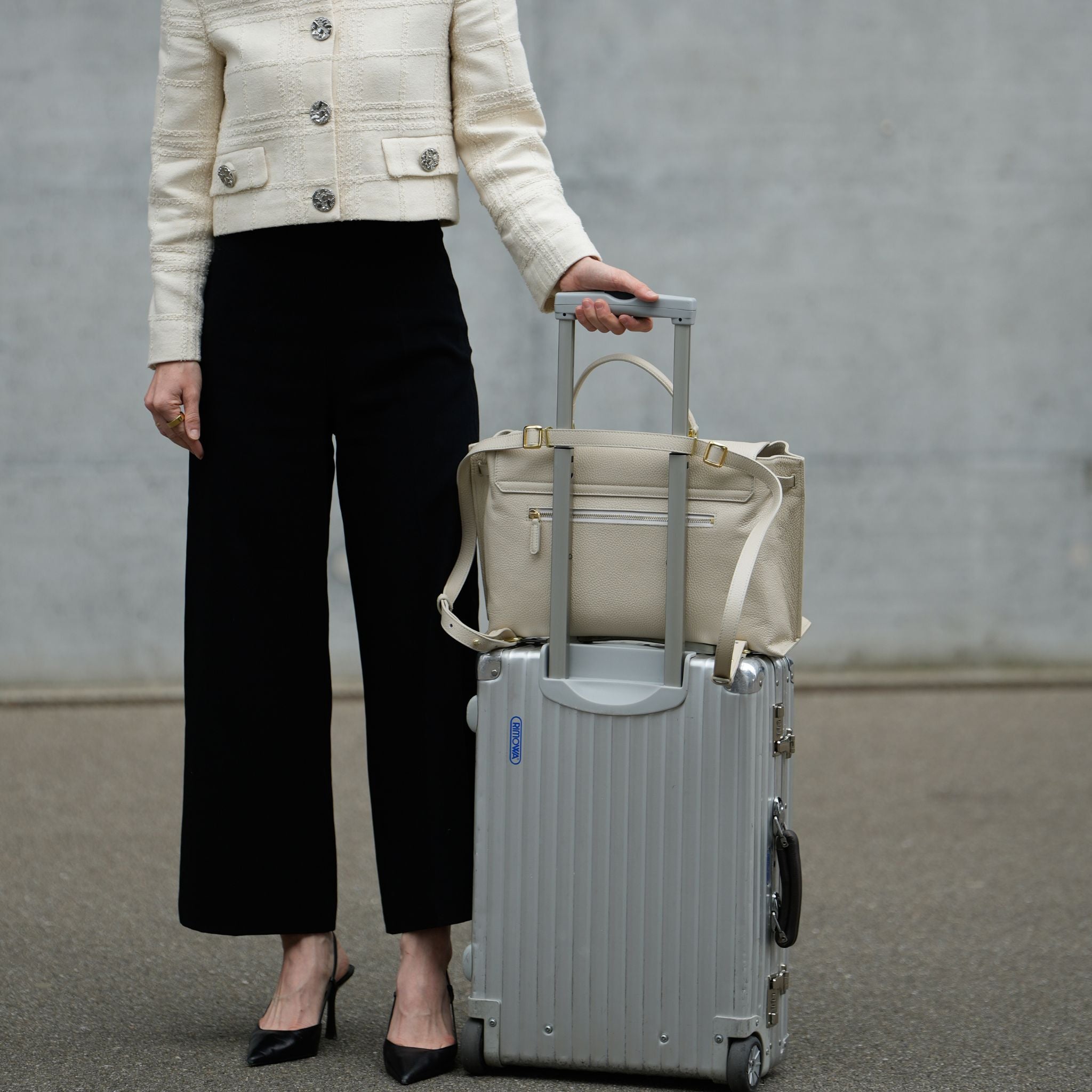 AMELI Zurich | VIADUKT WORK 24 | Sandstone | Soft Grain Leather | On the suitcase